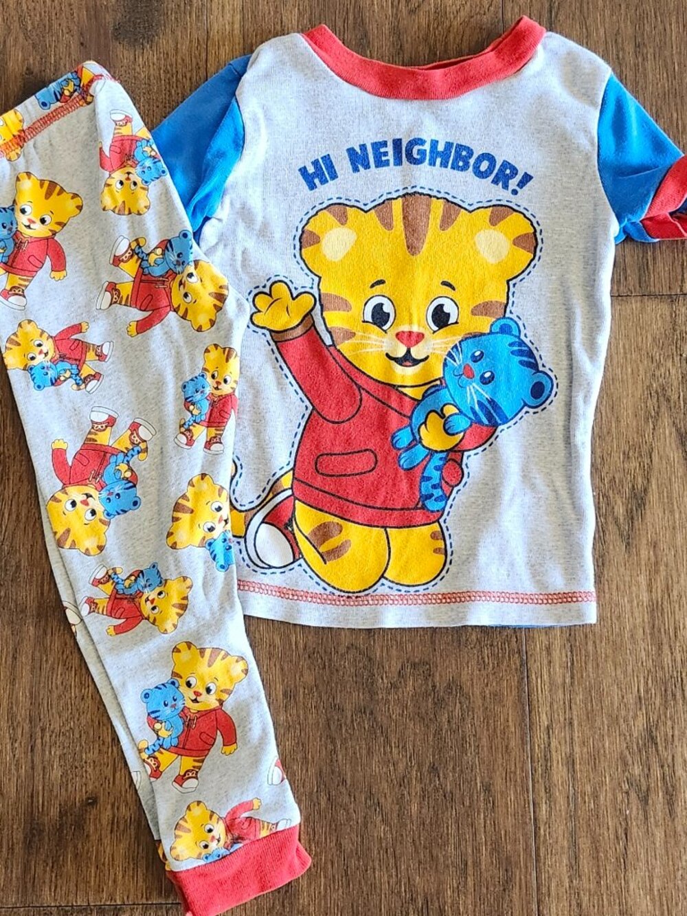 Daniel Tiger “Hi Neighbor!” Pajama Set – Toddler 2T – GUC